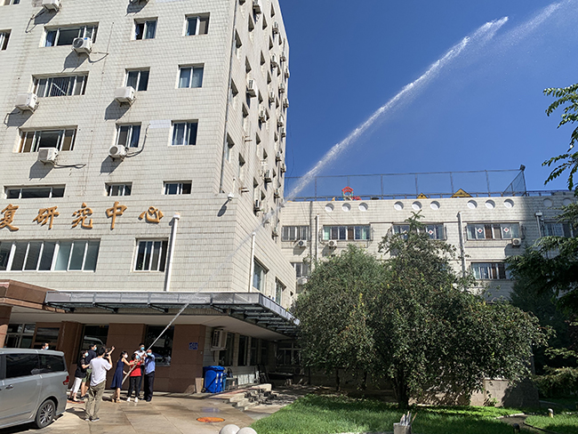 图为消火栓实操演练